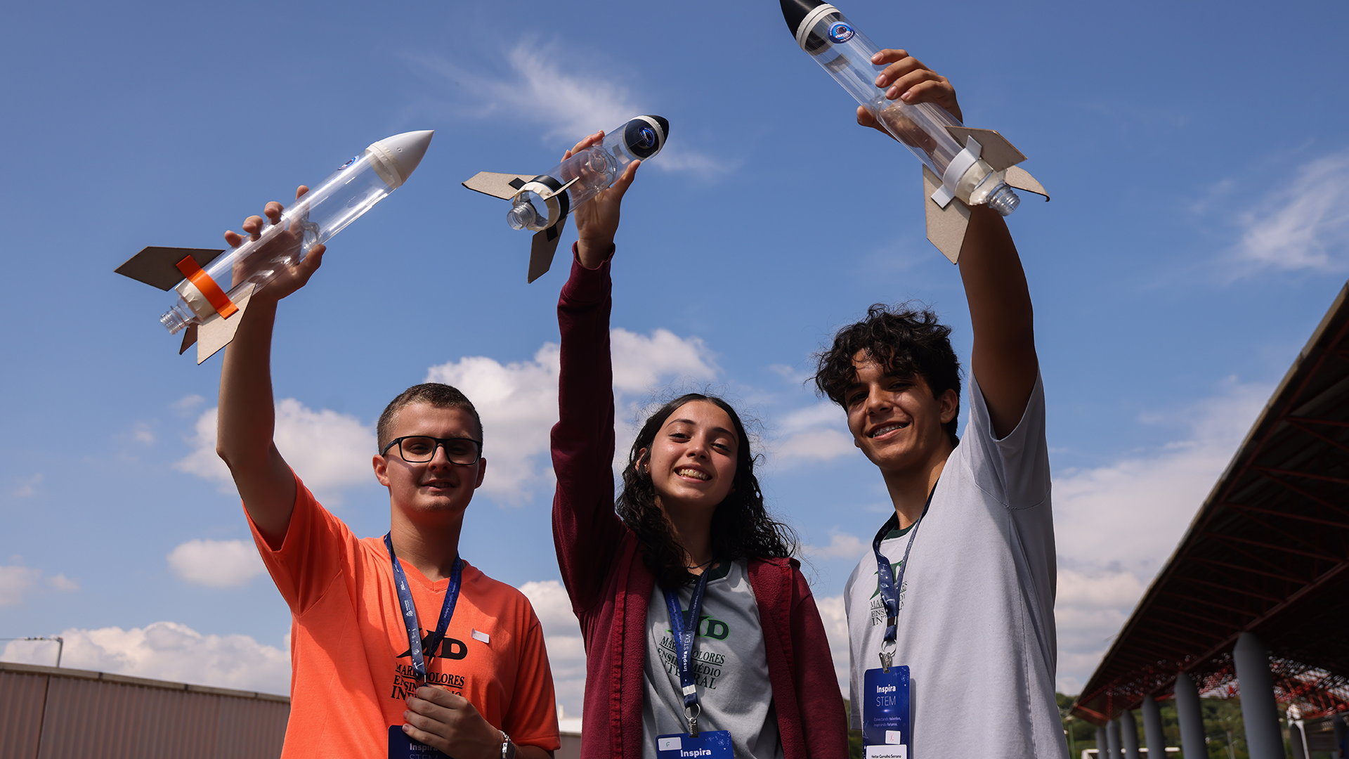 Estudantes com seus foguetes