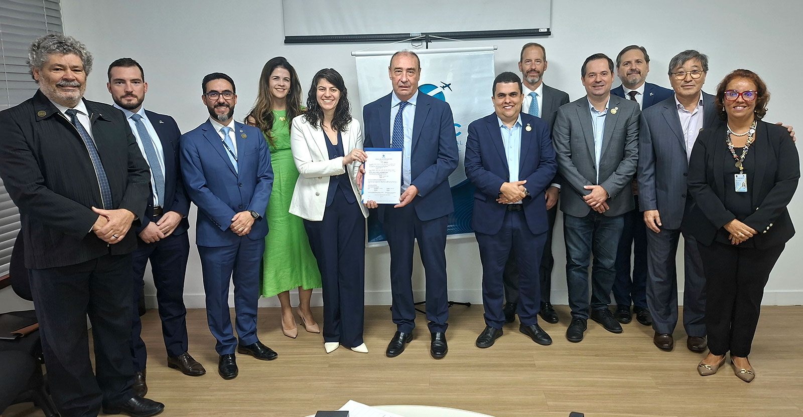 Representantes da Boeing e da ANAC na entrega de certificado suplementar de tipo no Brasil